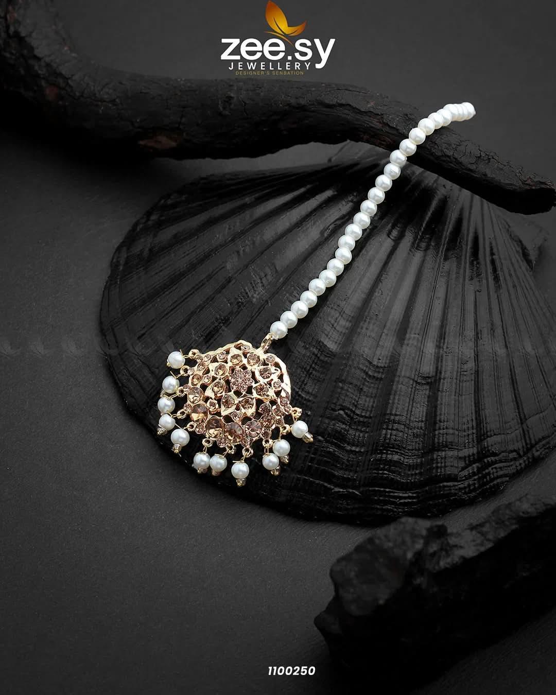 Shaahi Gulnaar Pearl Bindiya