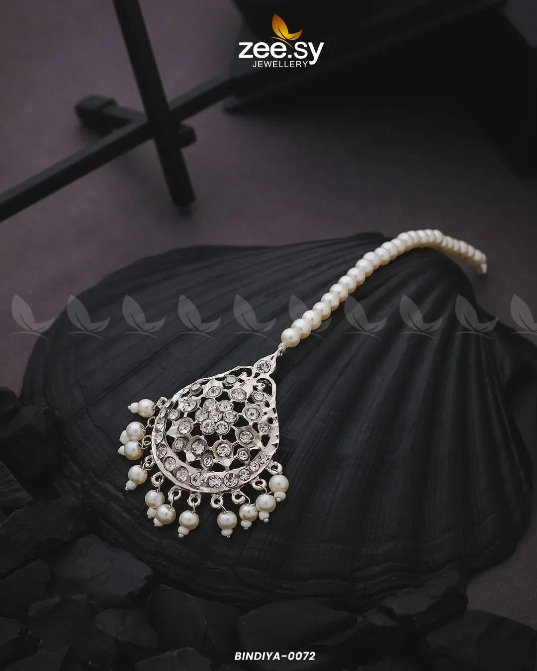 Shaahi Gulnaar Pearl drop Bindiya