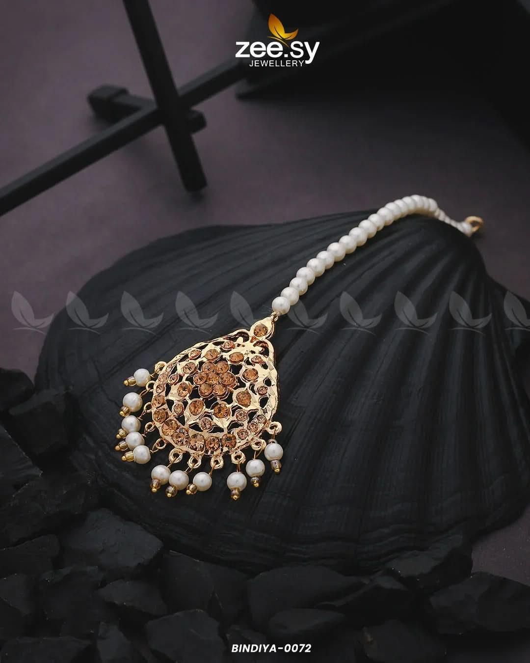 Shaahi Gulnaar Pearl drop Bindiya