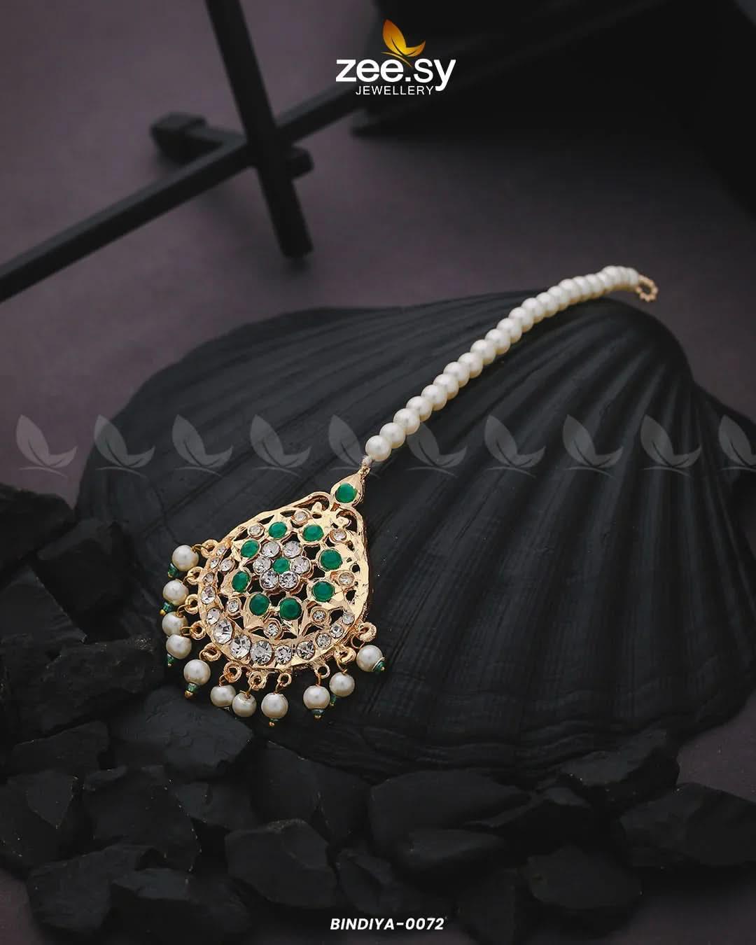 Shaahi Gulnaar Pearl drop Bindiya