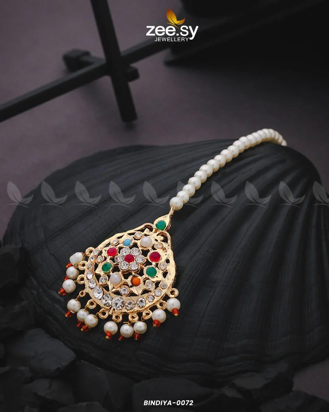 Shaahi Gulnaar Pearl drop Bindiya