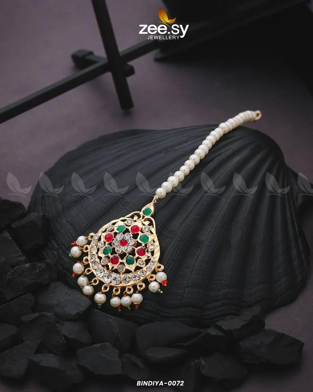 Shaahi Gulnaar Pearl drop Bindiya