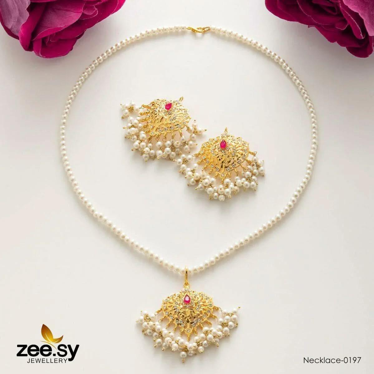 Majesty Pearlcrest Necklace Set